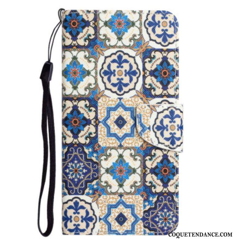 Housse iPhone 15 Patchwork Bleu à Lanière